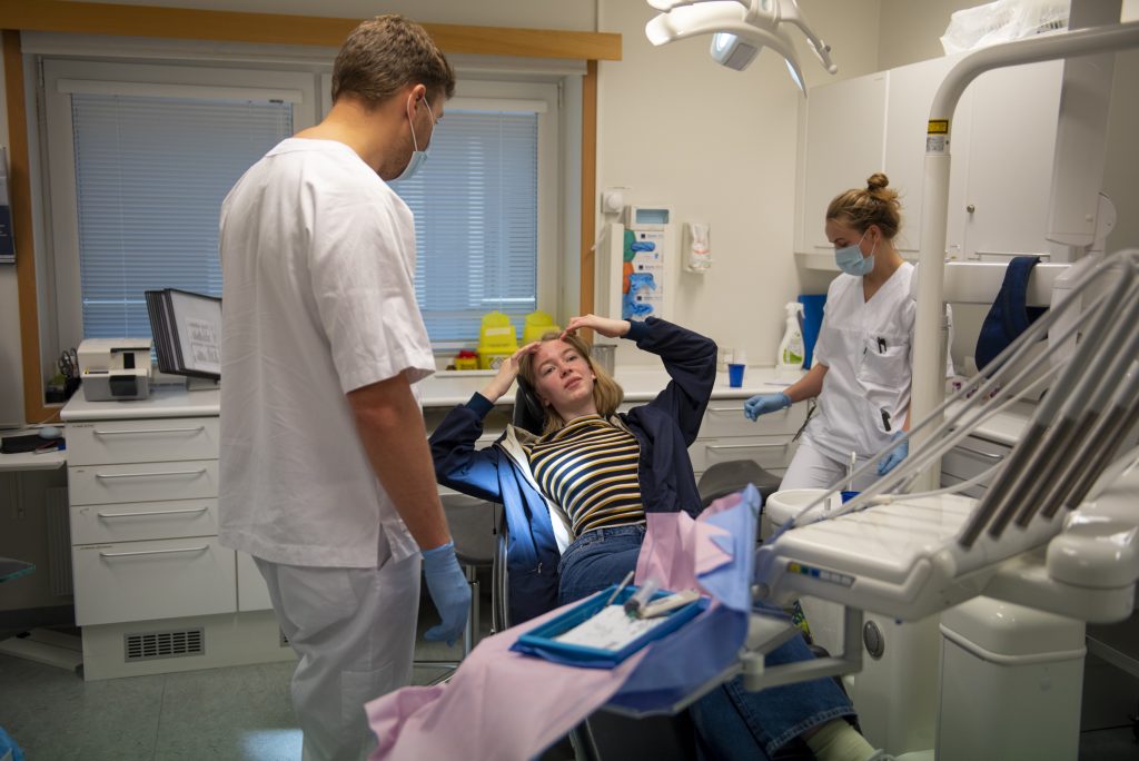 Jente 15 år er hos oralkirurg for å få undersøkt en absess som har dannet seg etter å ha fjernet en visdomstann i forbindelse med tannregulering.