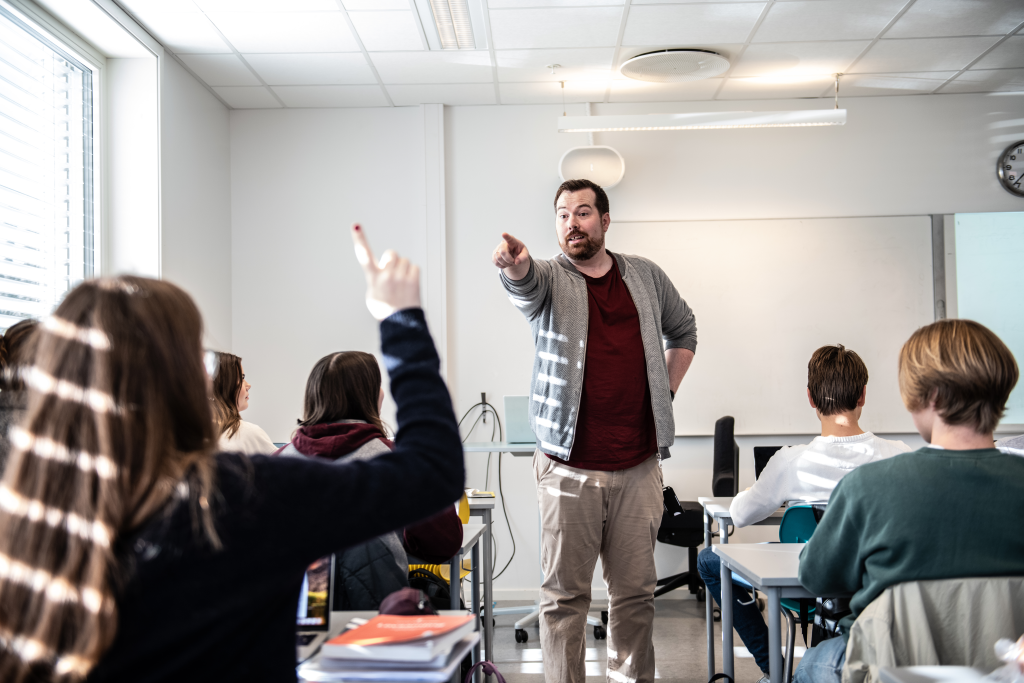 Lærer peker på elev som rekker opp hånden